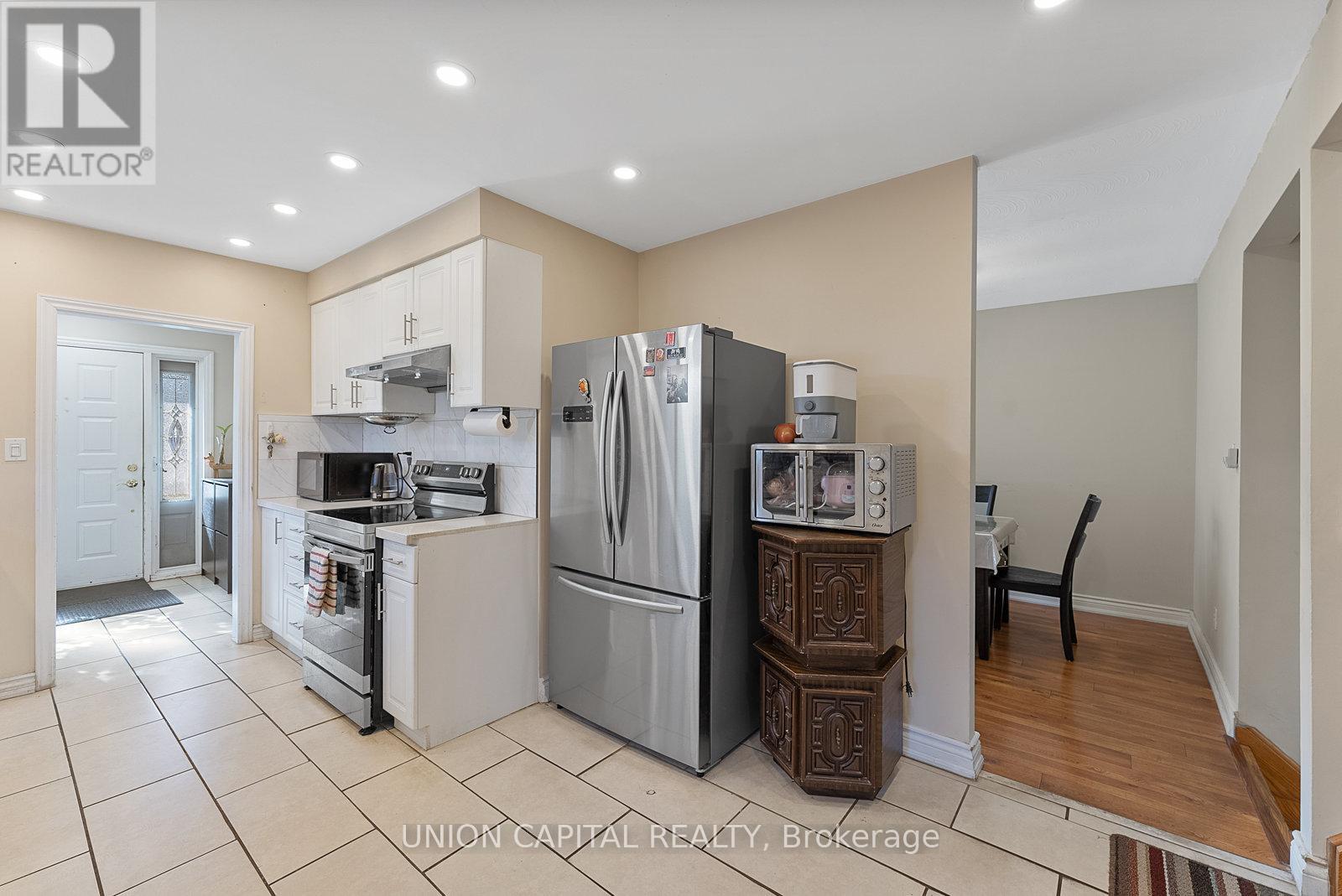 37 Callowhill Drive, Toronto, Ontario  M9R 3L3 - Photo 13 - W12463760
