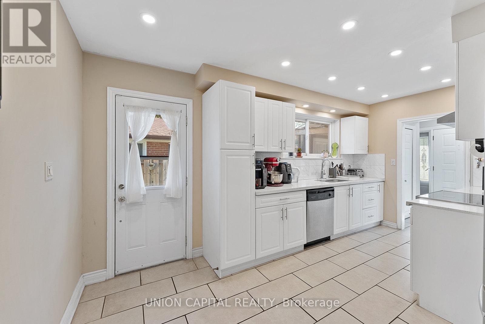 37 Callowhill Drive, Toronto, Ontario  M9R 3L3 - Photo 14 - W12463760