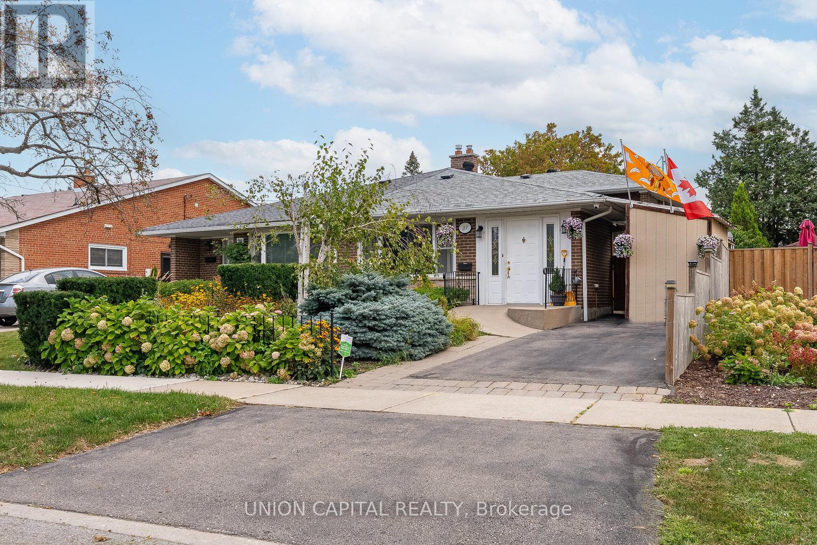 37 Callowhill Drive, Toronto, Ontario  M9R 3L3 - Photo 35 - W12463760