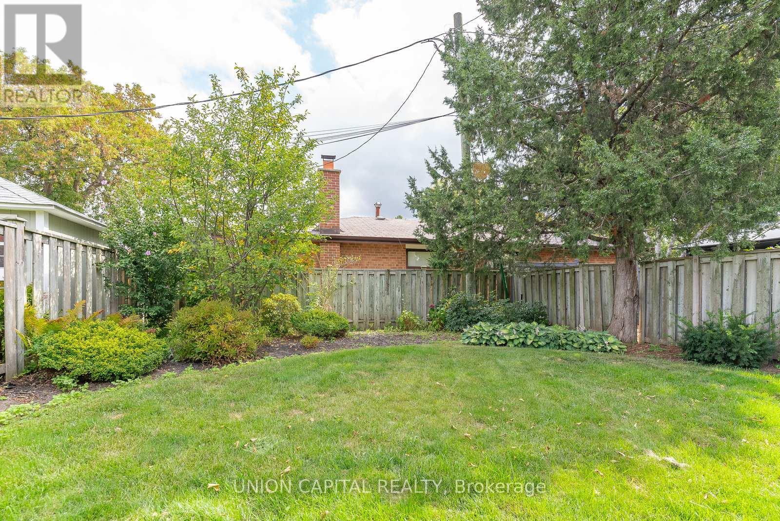 37 Callowhill Drive, Toronto, Ontario  M9R 3L3 - Photo 40 - W12463760