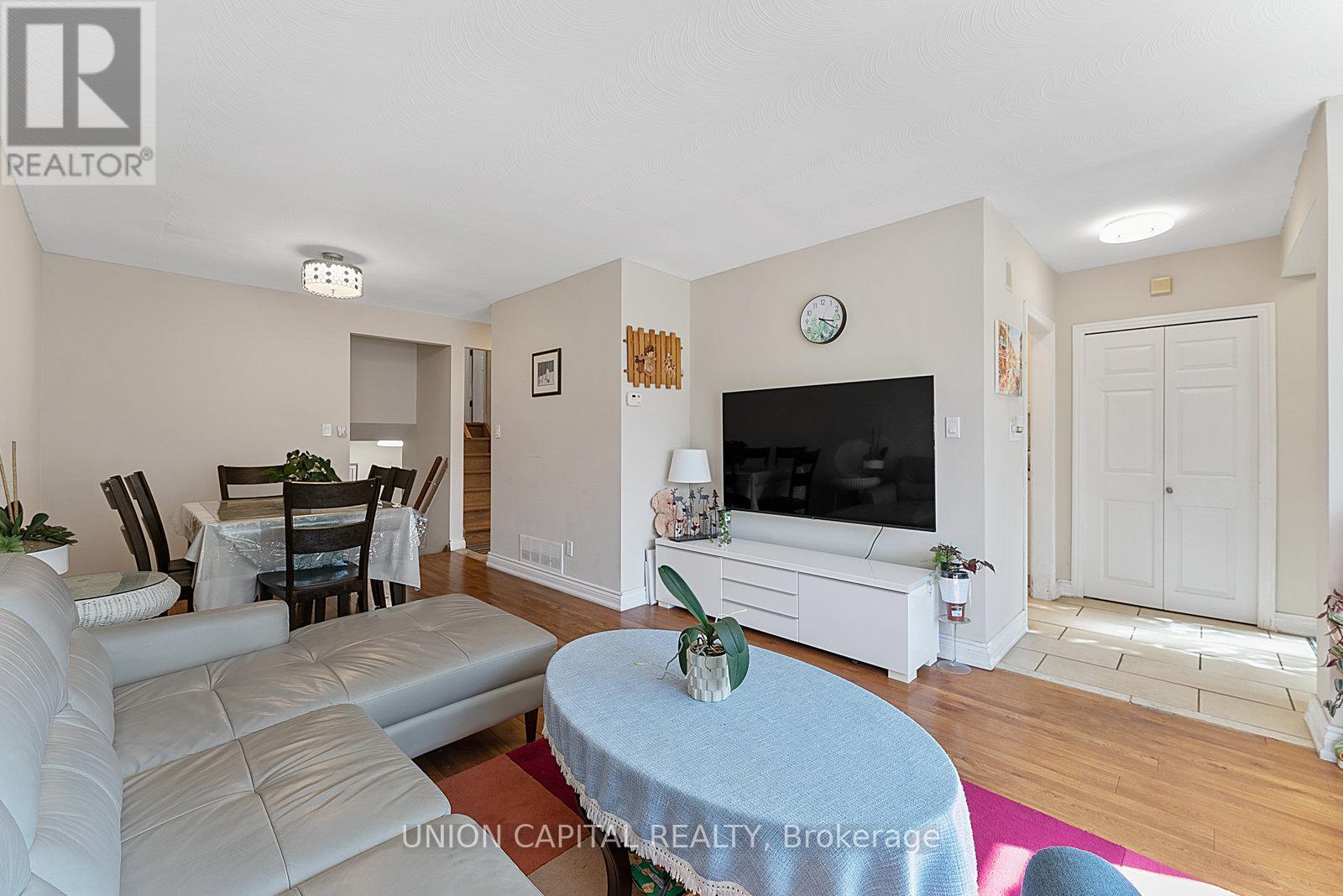 37 Callowhill Drive, Toronto, Ontario  M9R 3L3 - Photo 5 - W12463760