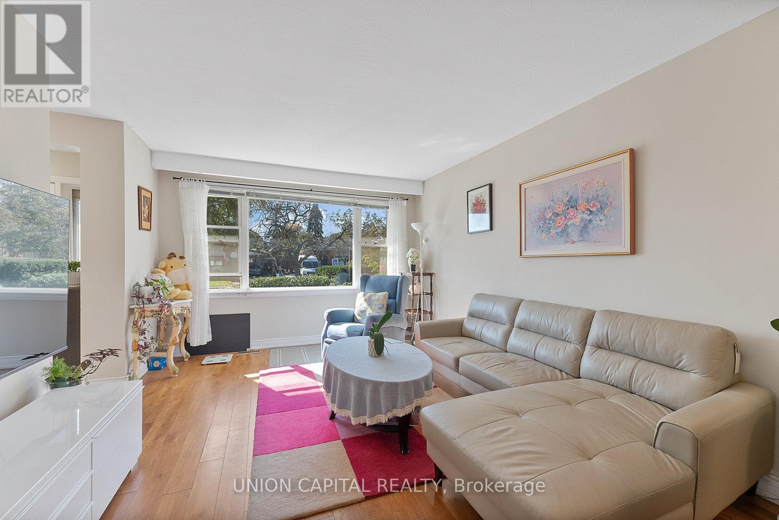 37 Callowhill Drive, Toronto, Ontario  M9R 3L3 - Photo 6 - W12463760
