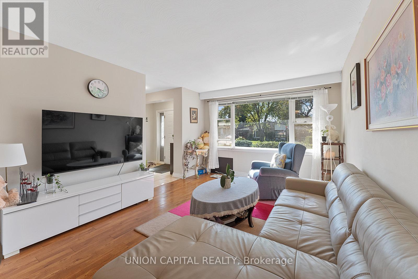 37 Callowhill Drive, Toronto, Ontario  M9R 3L3 - Photo 7 - W12463760