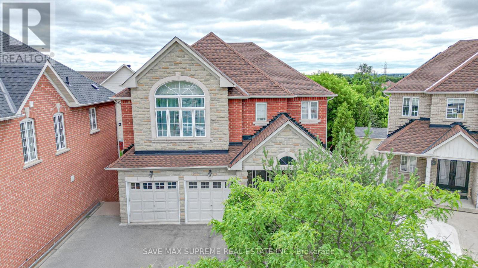 4 Ozark Court, Brampton, Ontario  L6Y 0L4 - Photo 2 - W12463795