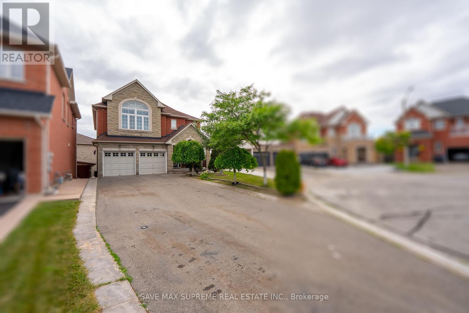 4 Ozark Court, Brampton, Ontario  L6Y 0L4 - Photo 4 - W12463795