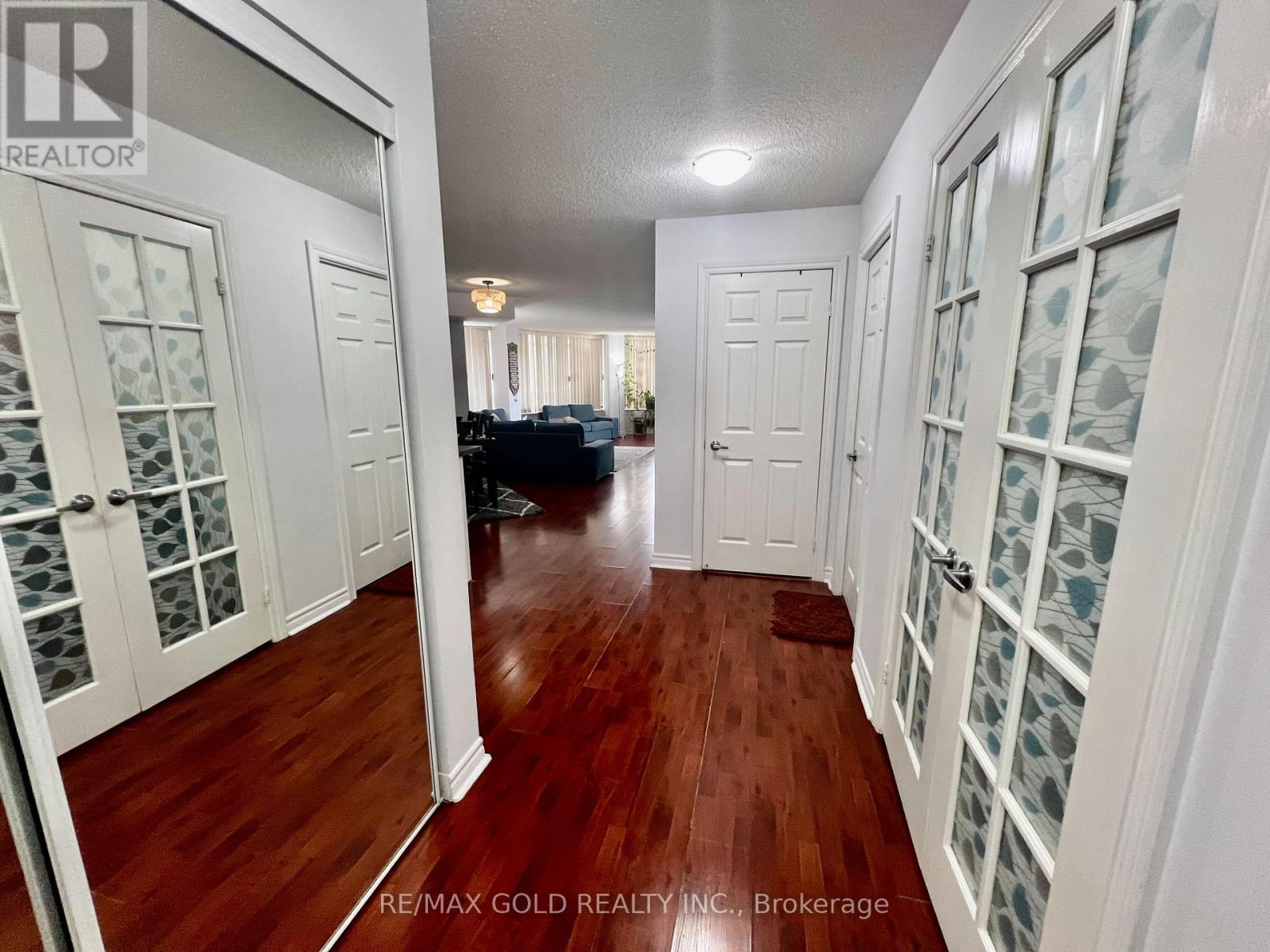 #2207 - 3880 Duke Of York Boulevard, Mississauga, Ontario  L5B 4M7 - Photo 2 - W12462984