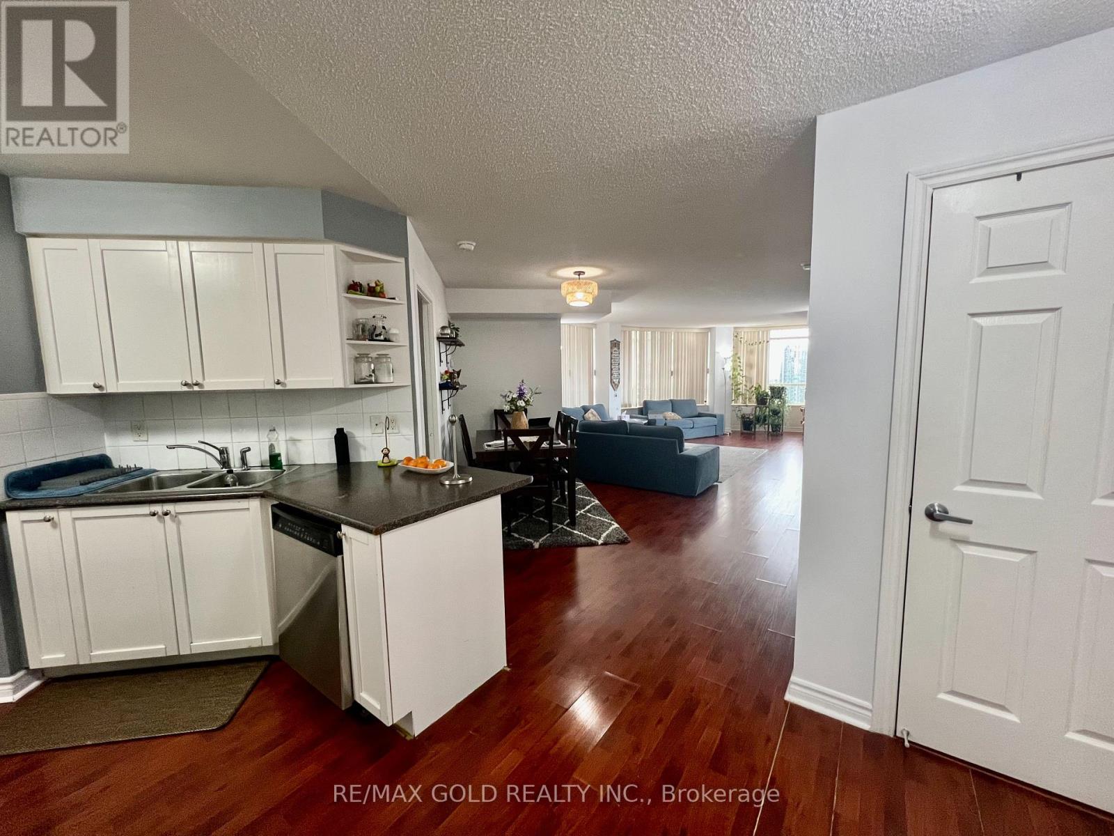 #2207 - 3880 Duke Of York Boulevard, Mississauga, Ontario  L5B 4M7 - Photo 3 - W12462984