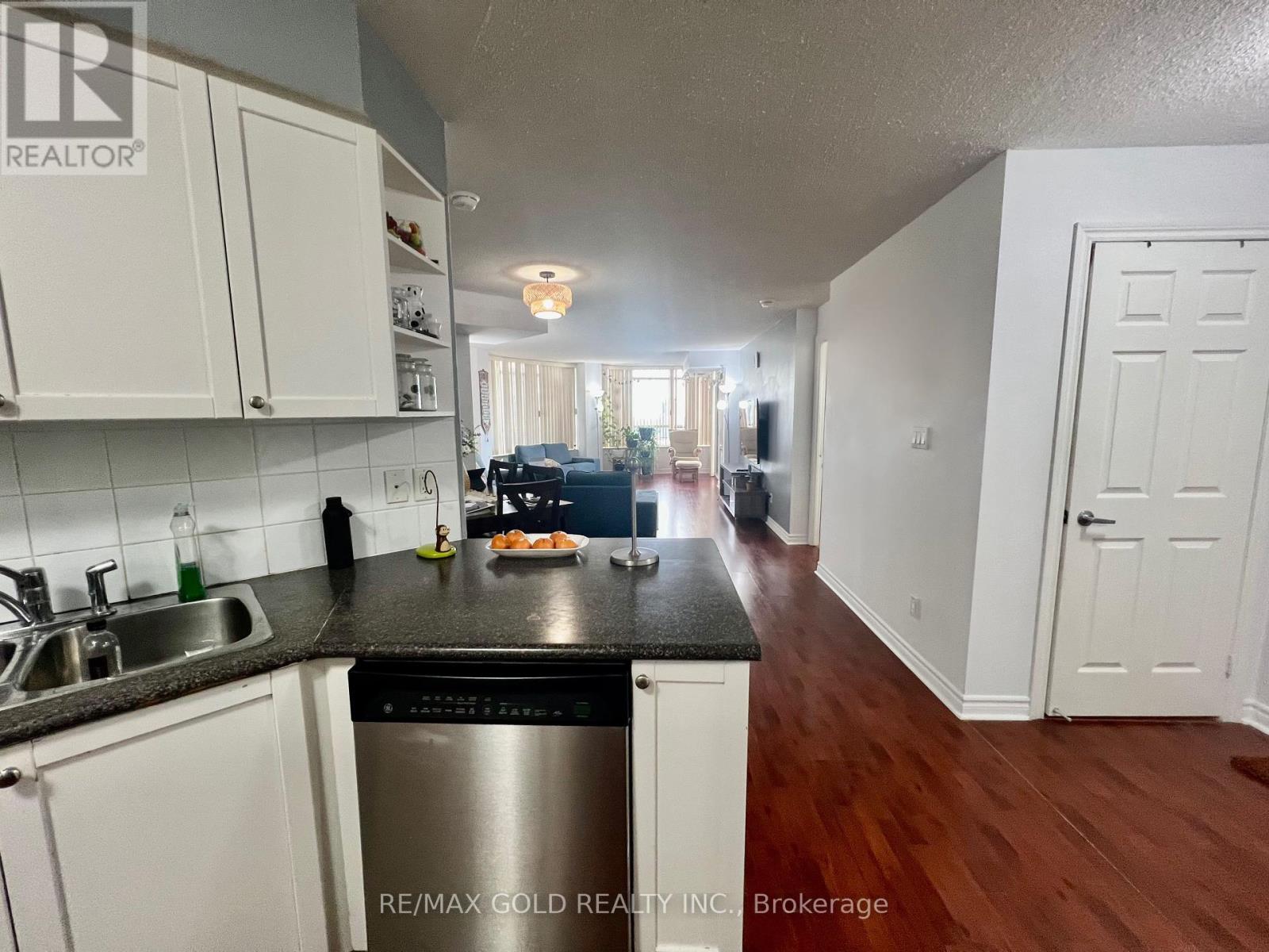 #2207 - 3880 Duke Of York Boulevard, Mississauga, Ontario  L5B 4M7 - Photo 7 - W12462984