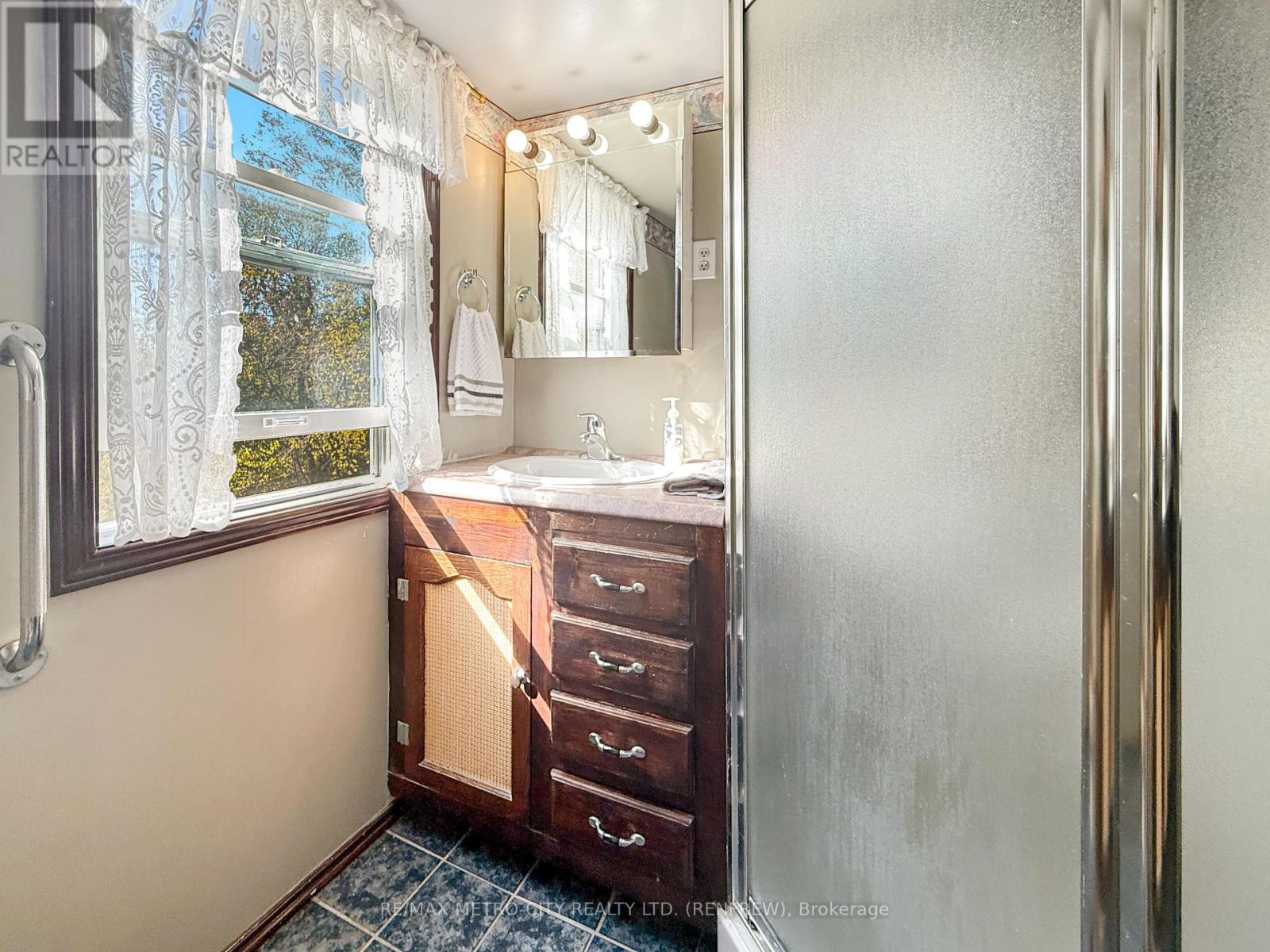 330 Mclean Street, Renfrew, Ontario  K7V 1B3 - Photo 20 - X12462096