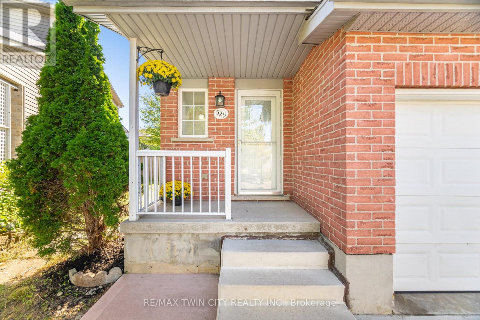 525 Chablis Drive, Waterloo, Ontario  N2T 2Y1 - Photo 2 - X12463763