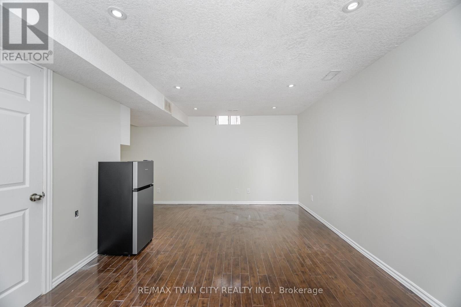 525 Chablis Drive, Waterloo, Ontario  N2T 2Y1 - Photo 31 - X12463763