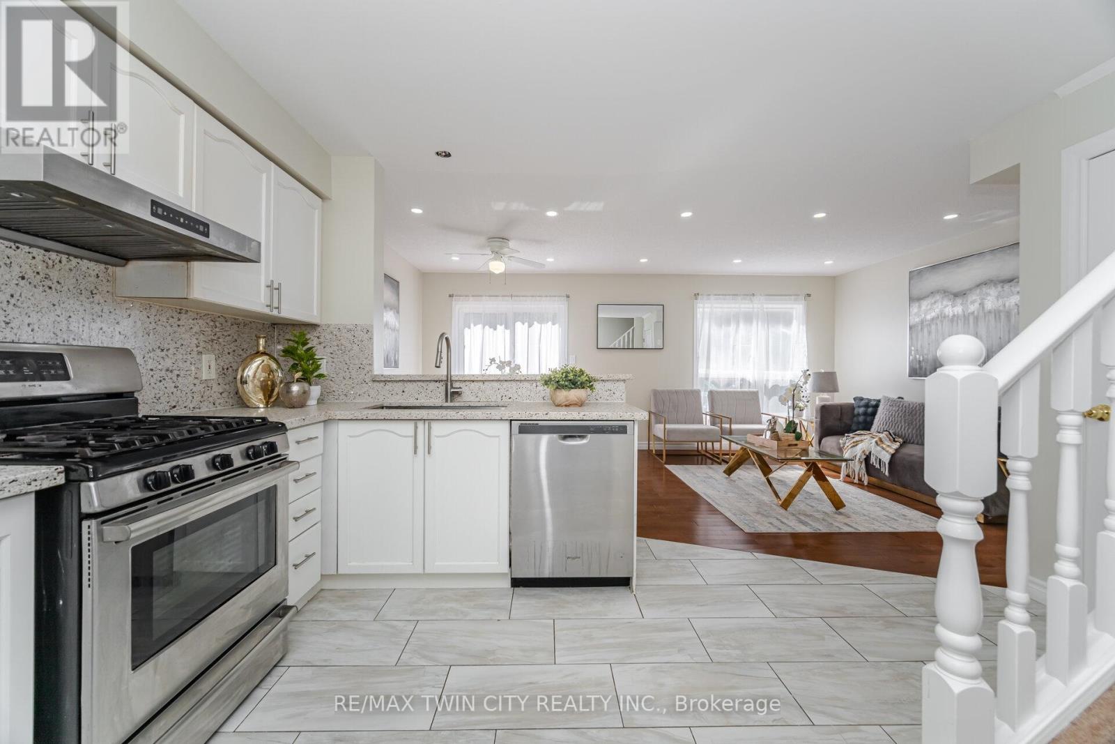 525 Chablis Drive, Waterloo, Ontario  N2T 2Y1 - Photo 4 - X12463763
