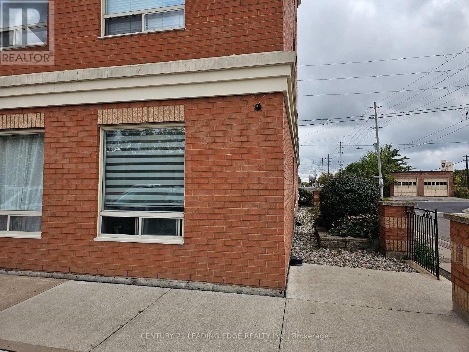 105 - 32 Tannery Street, Mississauga, Ontario  L5M 6T6 - Photo 3 - W12463790