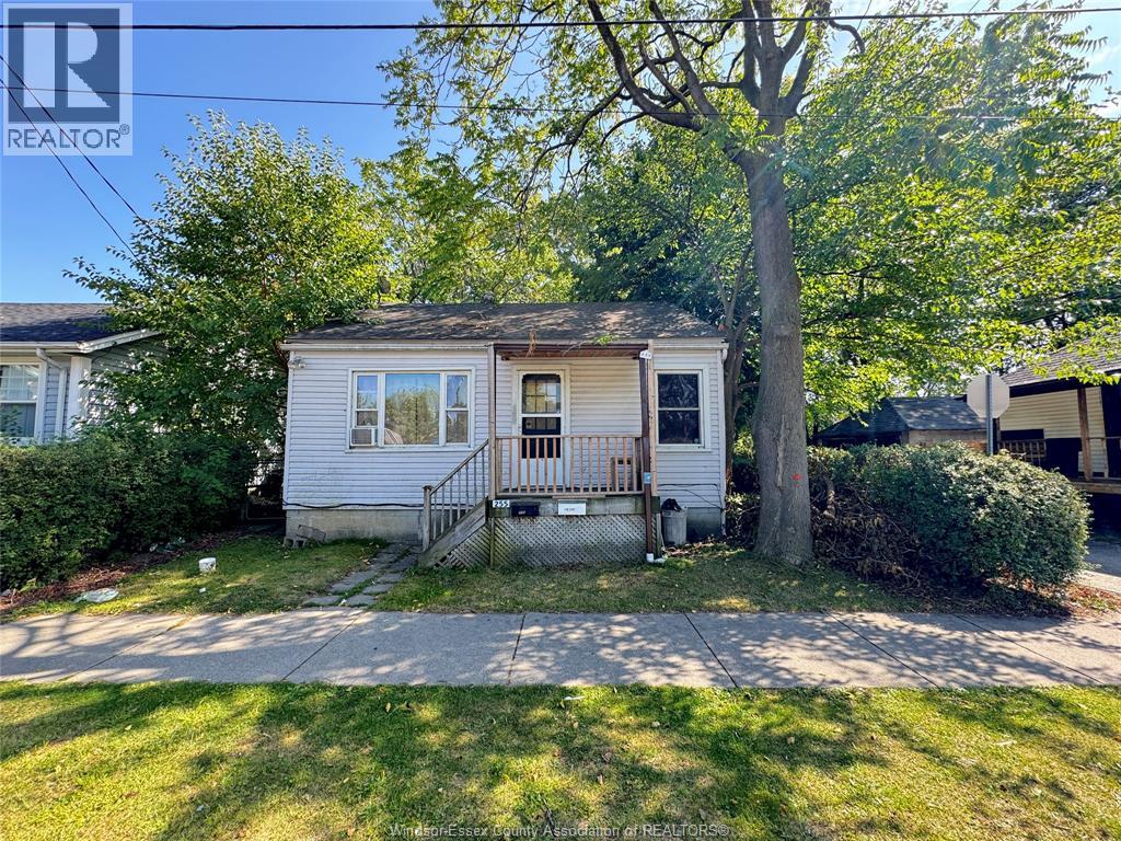 255 Elliott, Windsor, Ontario  N9A 3R7 - Photo 1 - 25026216