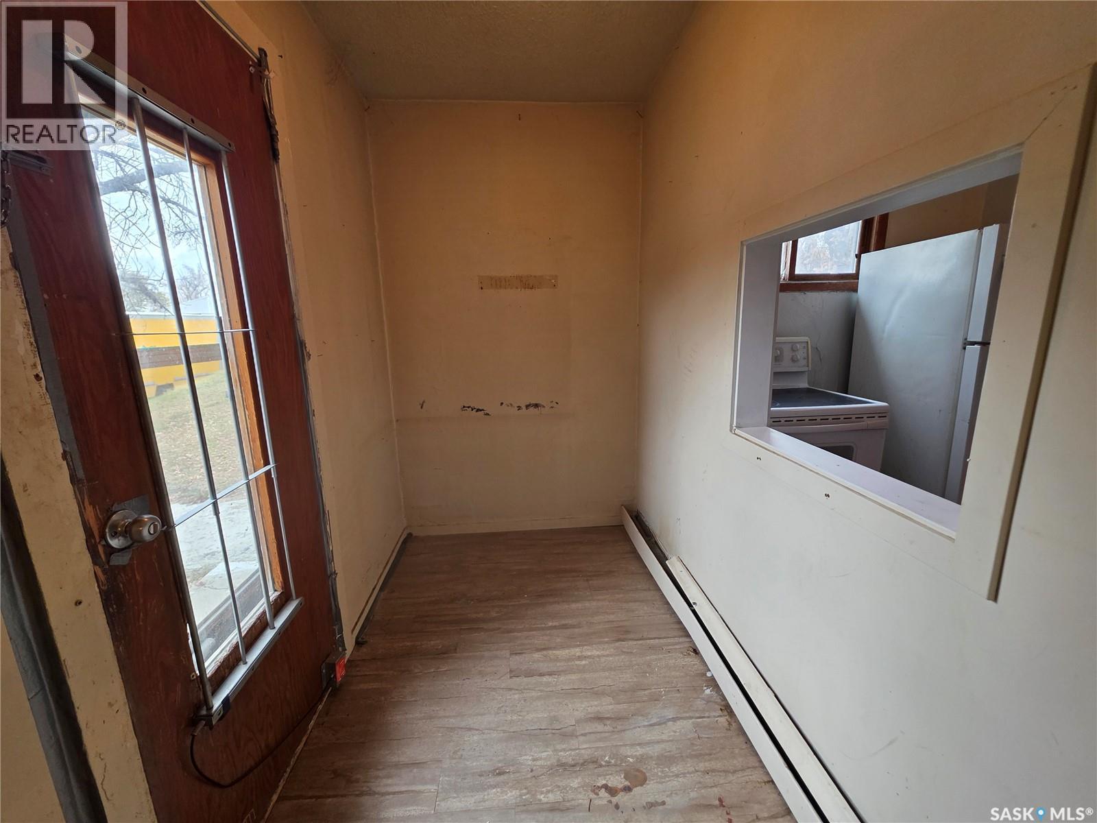 927 North Railway Street E, Swift Current, Saskatchewan  S9H 1E4 - Photo 2 - SK020804