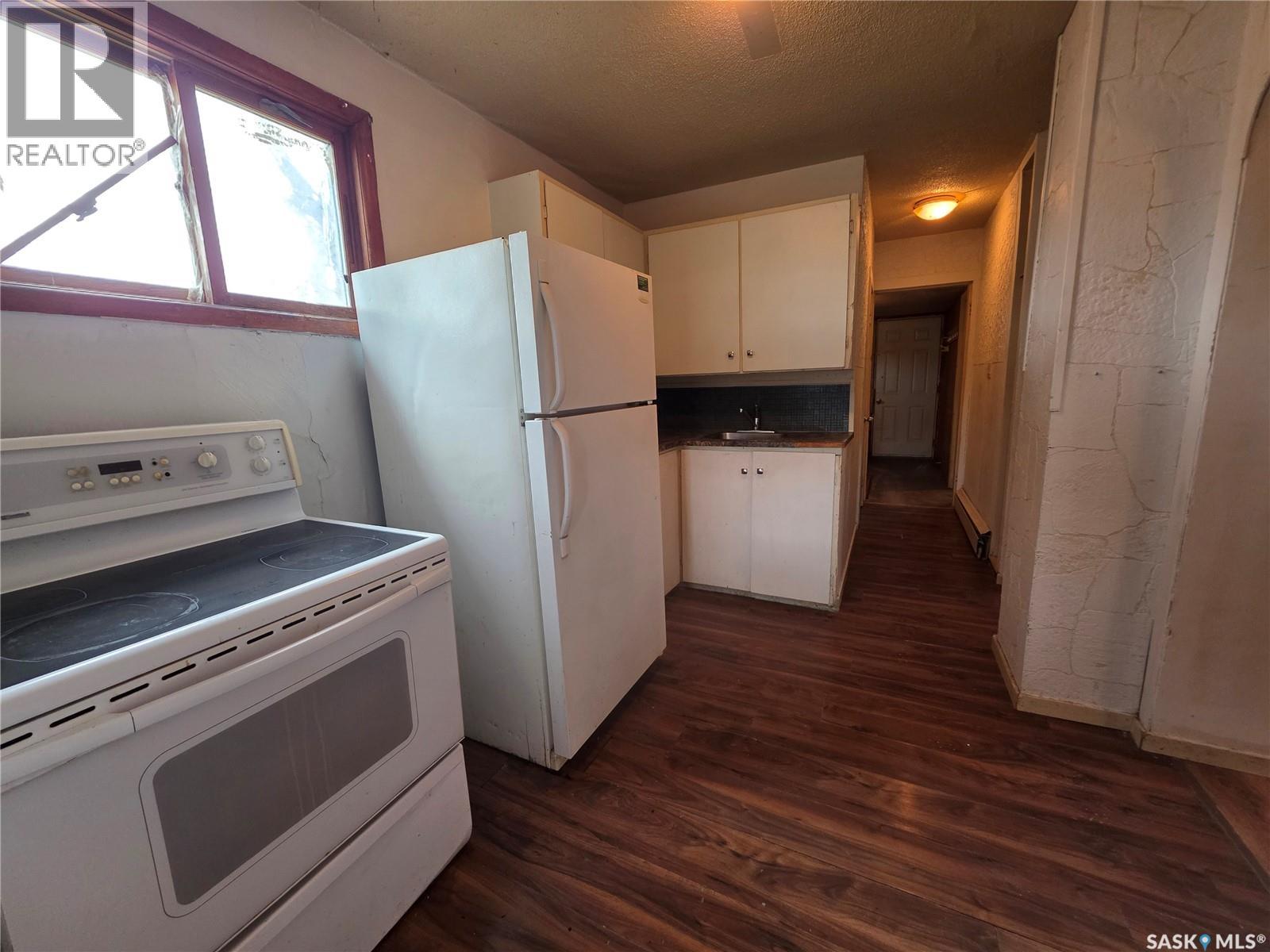927 North Railway Street E, Swift Current, Saskatchewan  S9H 1E4 - Photo 3 - SK020804