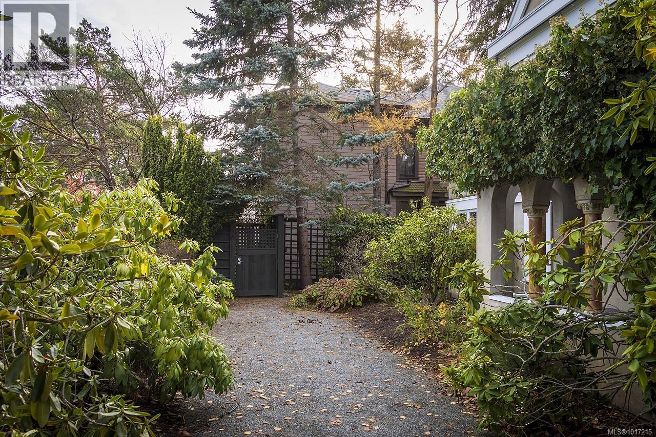 215 Mary St, Victoria, British Columbia  V9A 3V8 - Photo 16 - 1017215