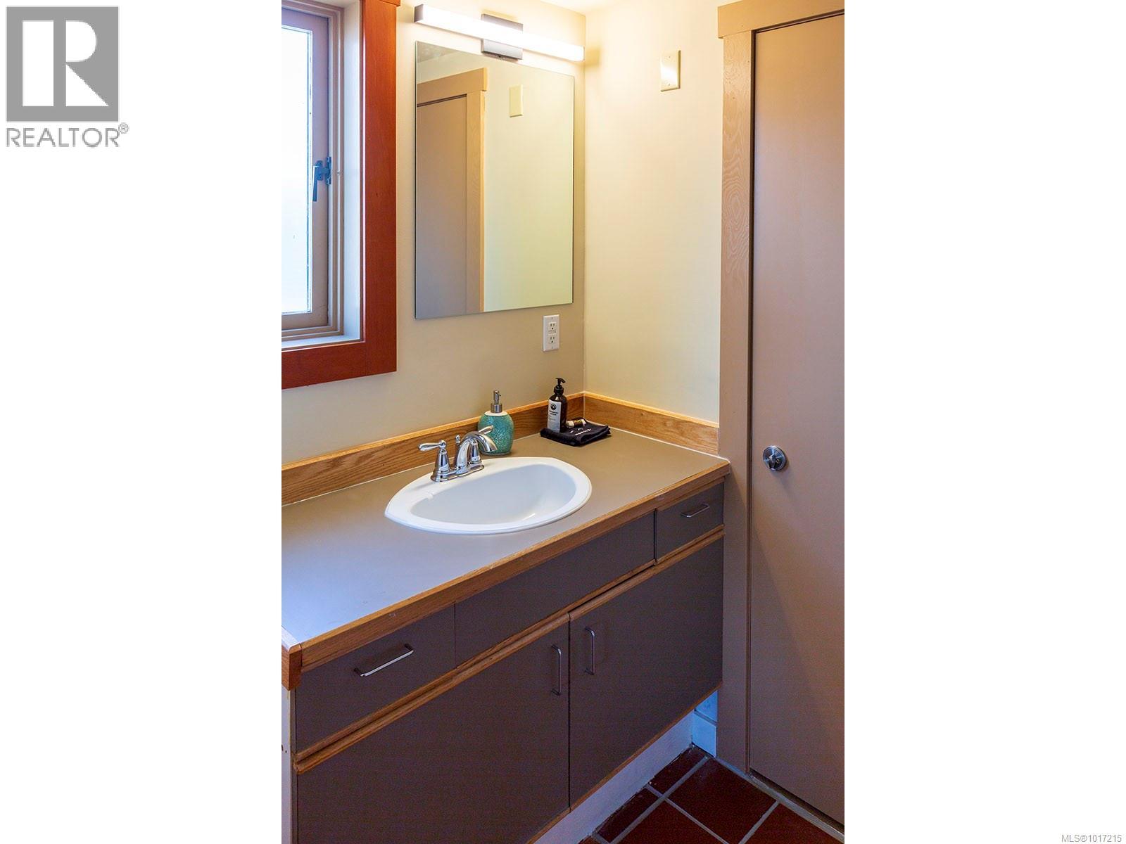 215 Mary St, Victoria, British Columbia  V9A 3V8 - Photo 29 - 1017215
