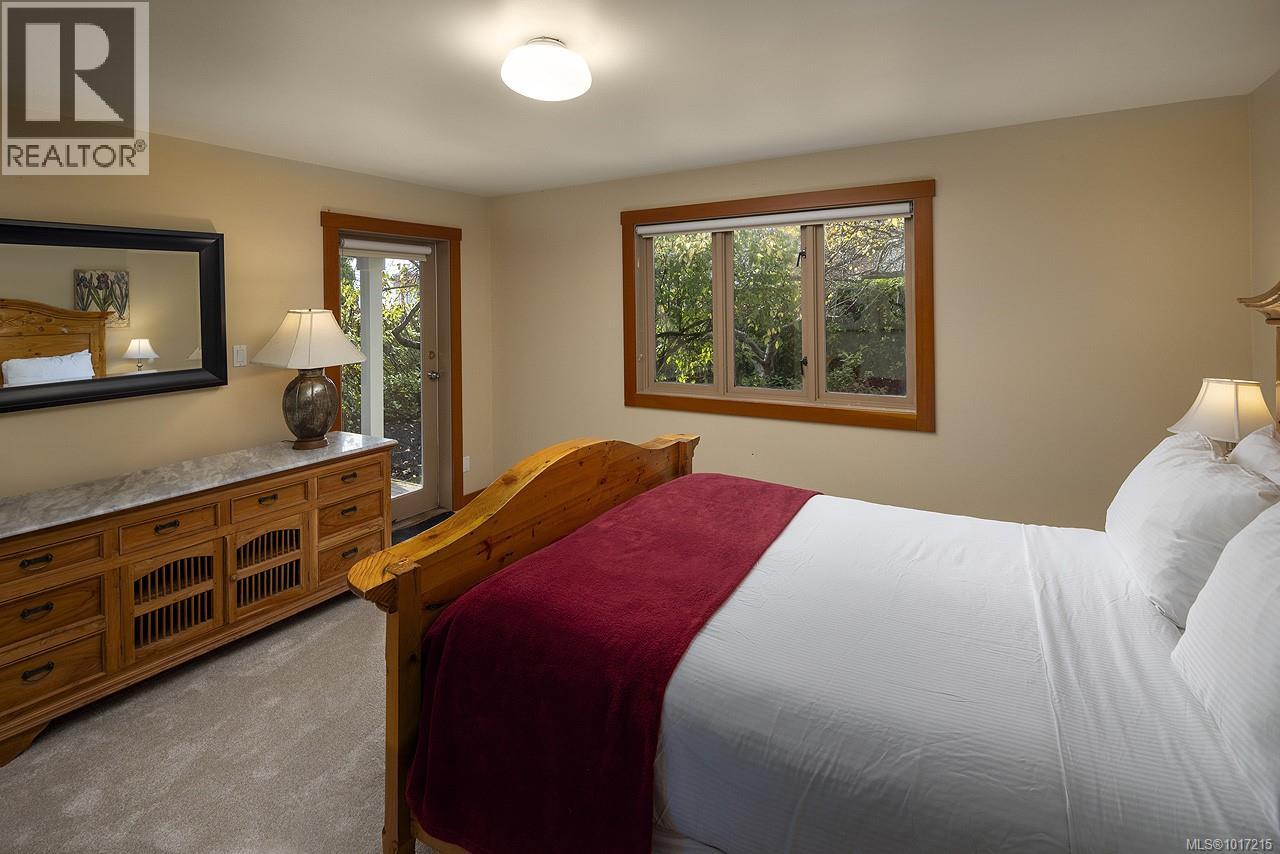 215 Mary St, Victoria, British Columbia  V9A 3V8 - Photo 5 - 1017215