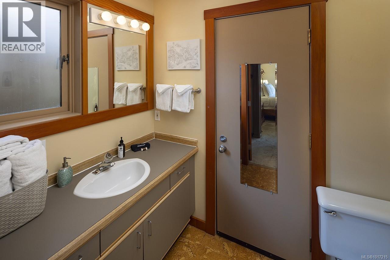215 Mary St, Victoria, British Columbia  V9A 3V8 - Photo 6 - 1017215