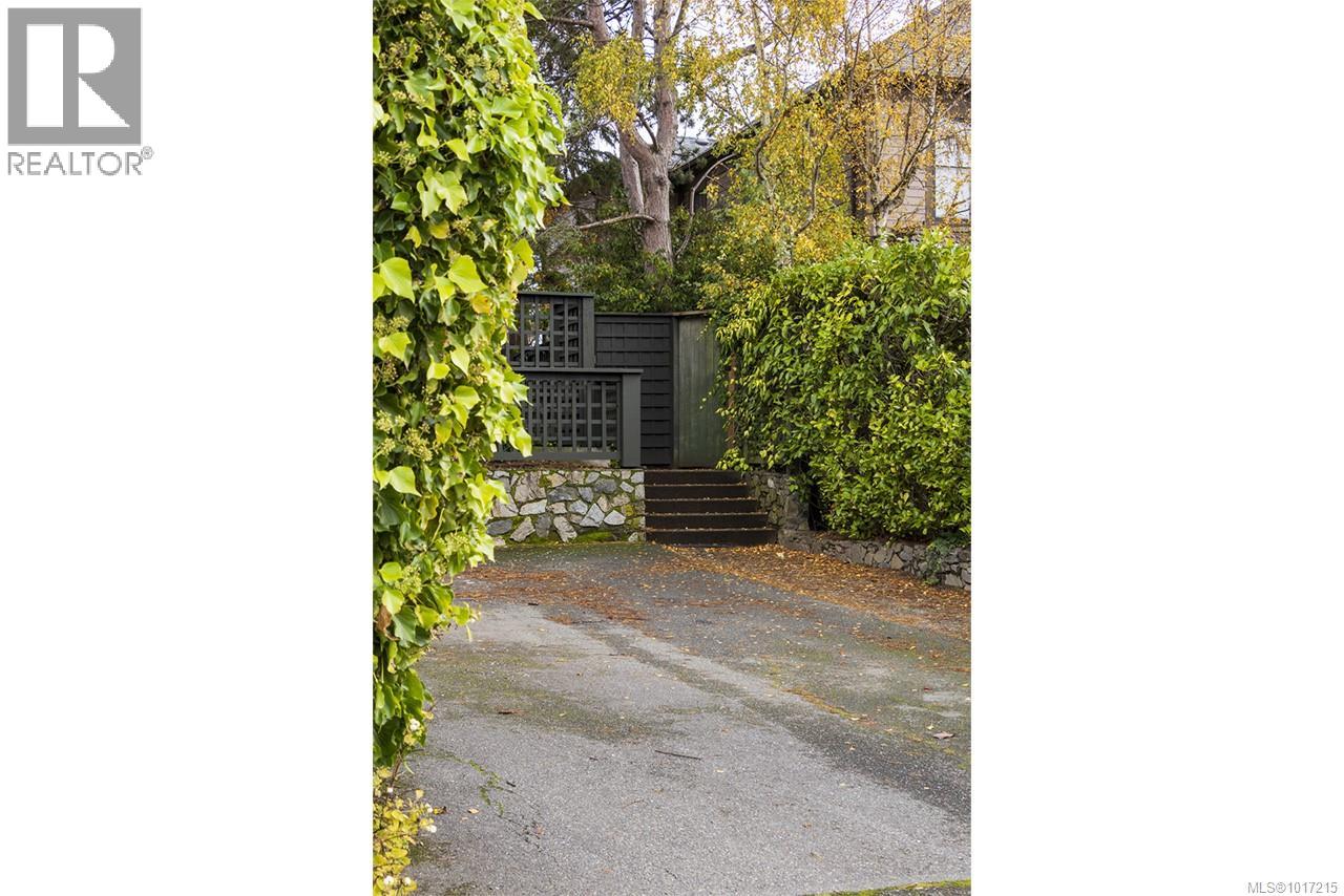215 Mary St, Victoria, British Columbia  V9A 3V8 - Photo 9 - 1017215
