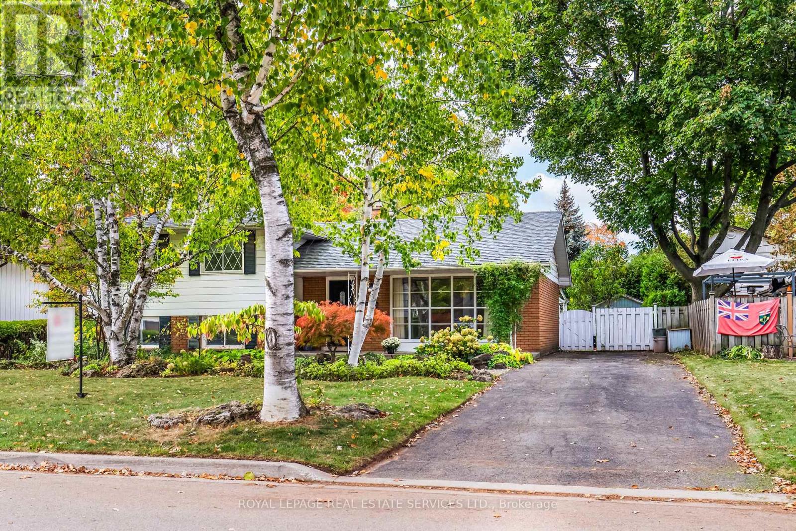 264 Tottenham Road, Burlington, Ontario  L7L 4G7 - Photo 5 - W12457349