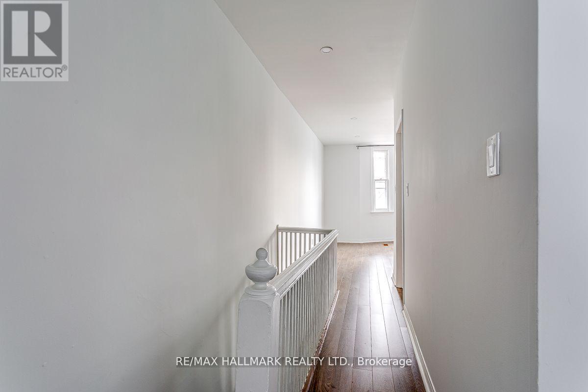 Upper - 48 Strathcona Avenue, Toronto, Ontario  M4J 1G8 - Photo 2 - E12463856