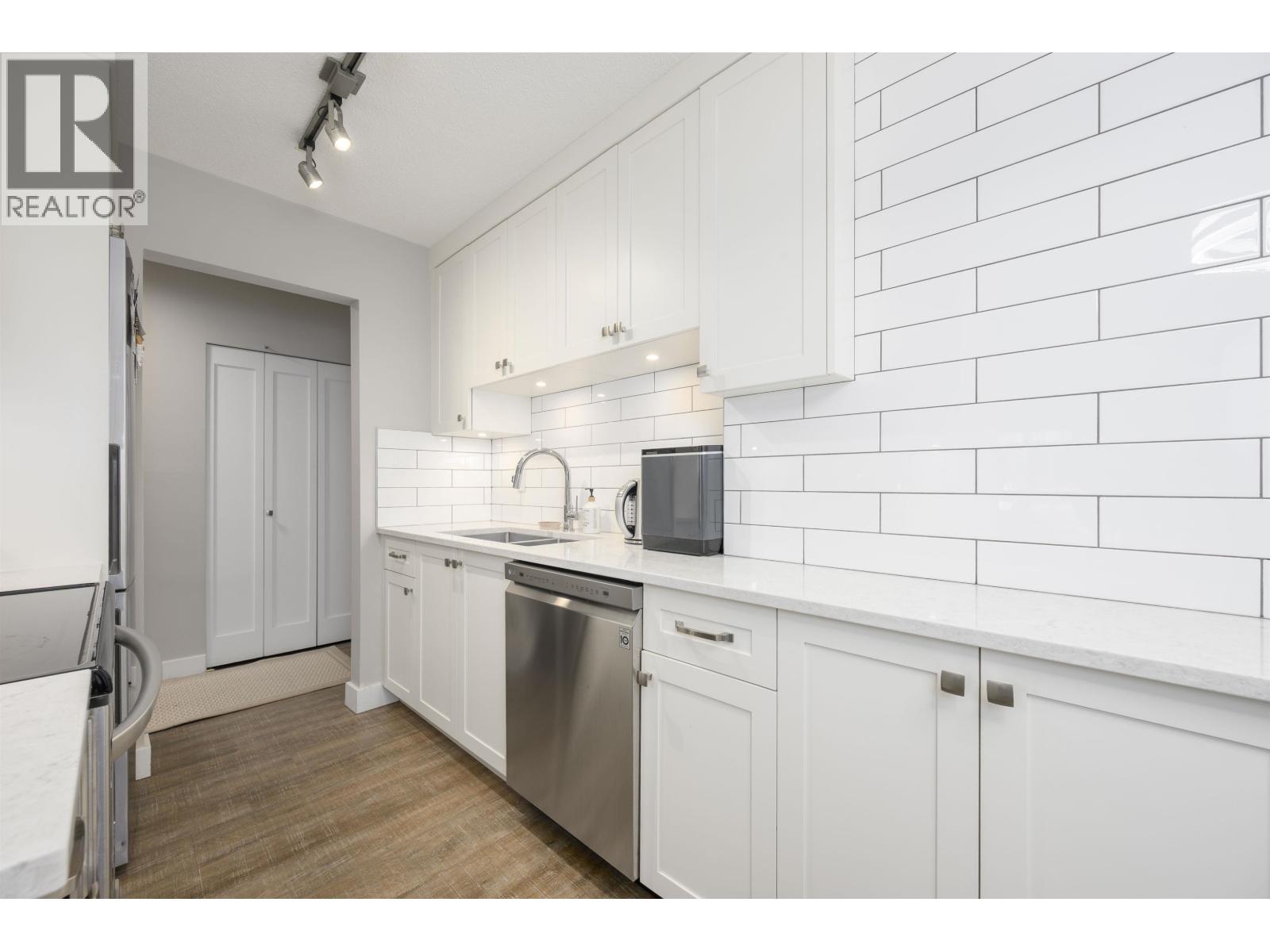 105 308 W 2nd Street, North Vancouver, British Columbia  V7M 1E1 - Photo 2 - R3058795