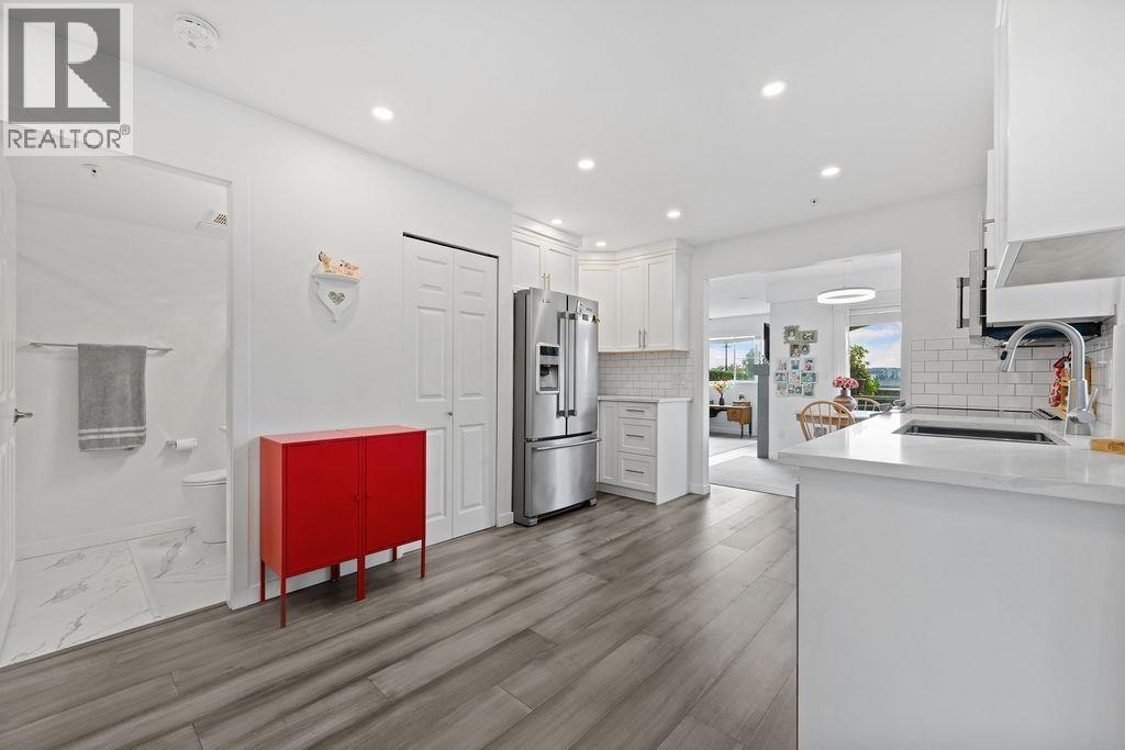 111 6 Renaissance Square, New Westminster, British Columbia  V3M 6N8 - Photo 3 - R3058818
