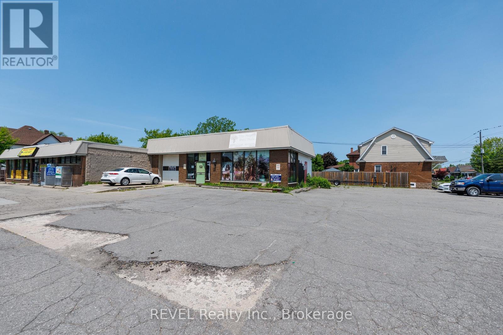 Unit 1 - 4957 Bridge Street N, Niagara Falls, Ontario  L2E 2S4 - Photo 1 - X12464001