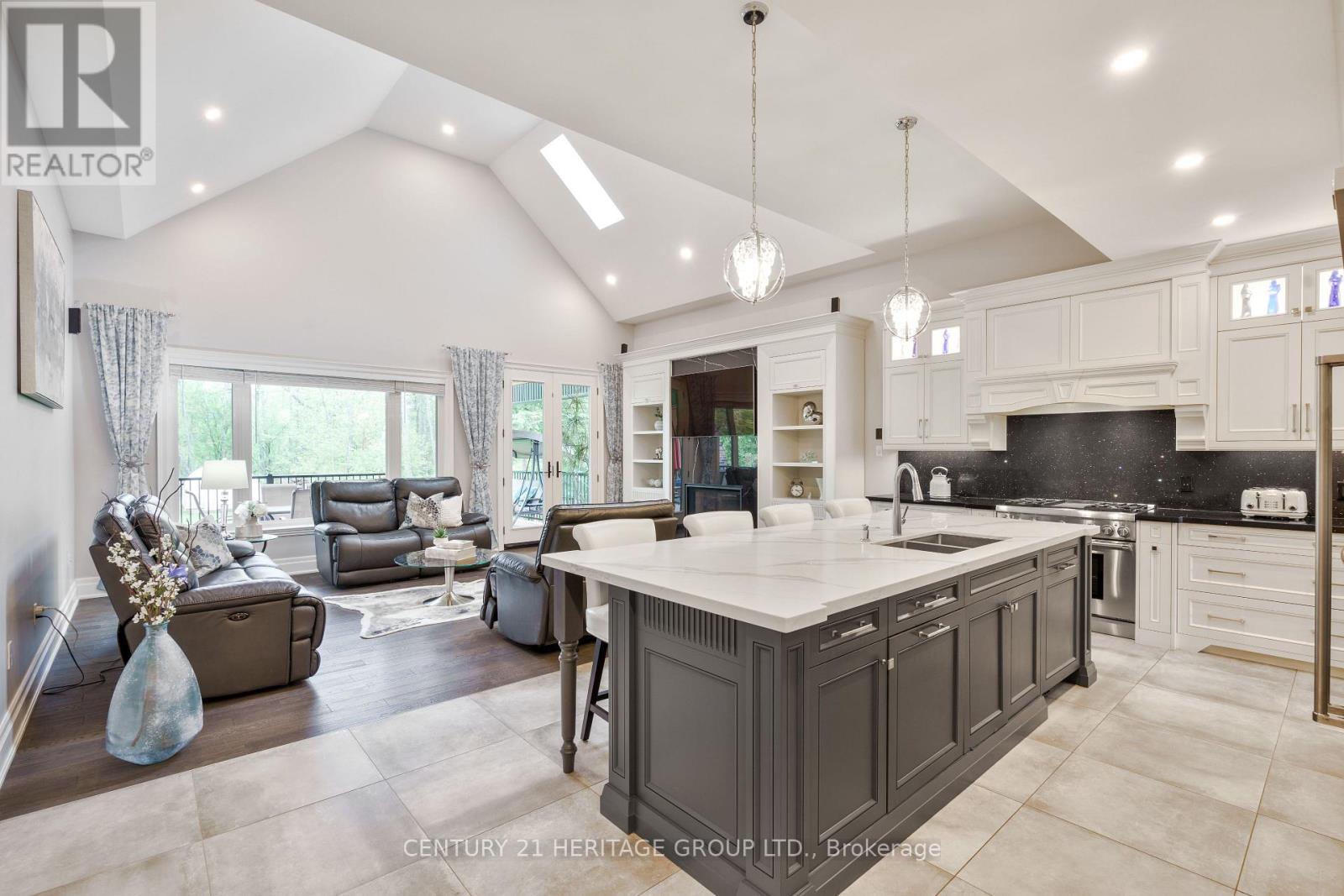 1894 Simcoe Boulevard, Innisfil, Ontario  L9S 4N4 - Photo 2 - N12463843