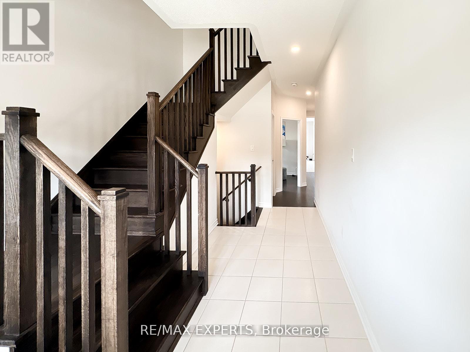 1426 Farrow Crescent, Innisfil, Ontario  L9S 0L6 - Photo 3 - N12463875