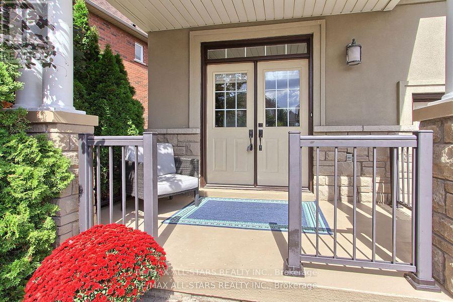 16 James Ratcliff Avenue, Whitchurch-Stouffville, Ontario  L4A 1P2 - Photo 2 - N12463944