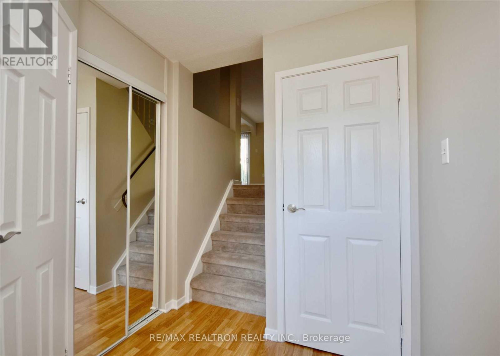 12 Robin Court, Barrie, Ontario  L4M 5M1 - Photo 3 - S12463861