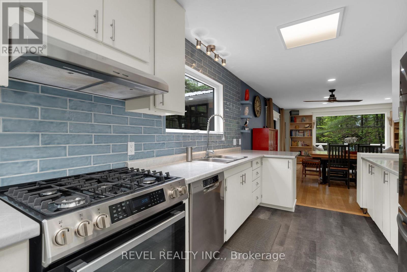 3248 Muskoka Street, Severn, Ontario  L0K 2B0 - Photo 6 - S12463969