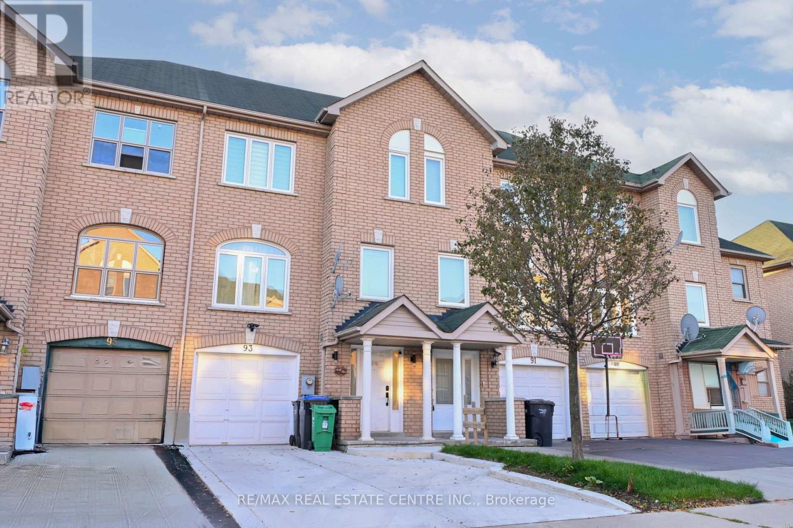 93 Provincial Place, Brampton, Ontario  L6S 6C5 - Photo 2 - W12463881