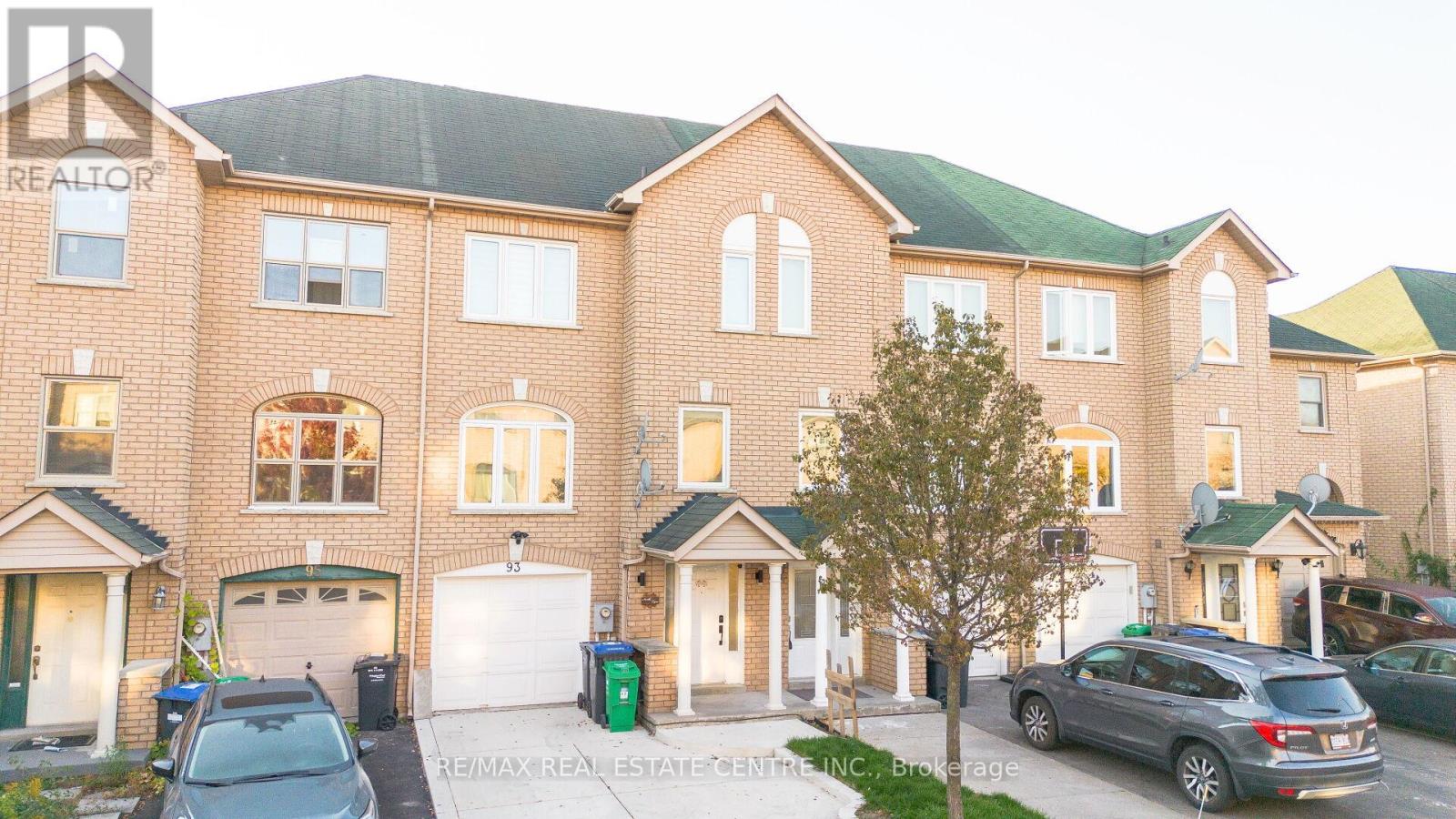 93 Provincial Place, Brampton, Ontario  L6S 6C5 - Photo 3 - W12463881