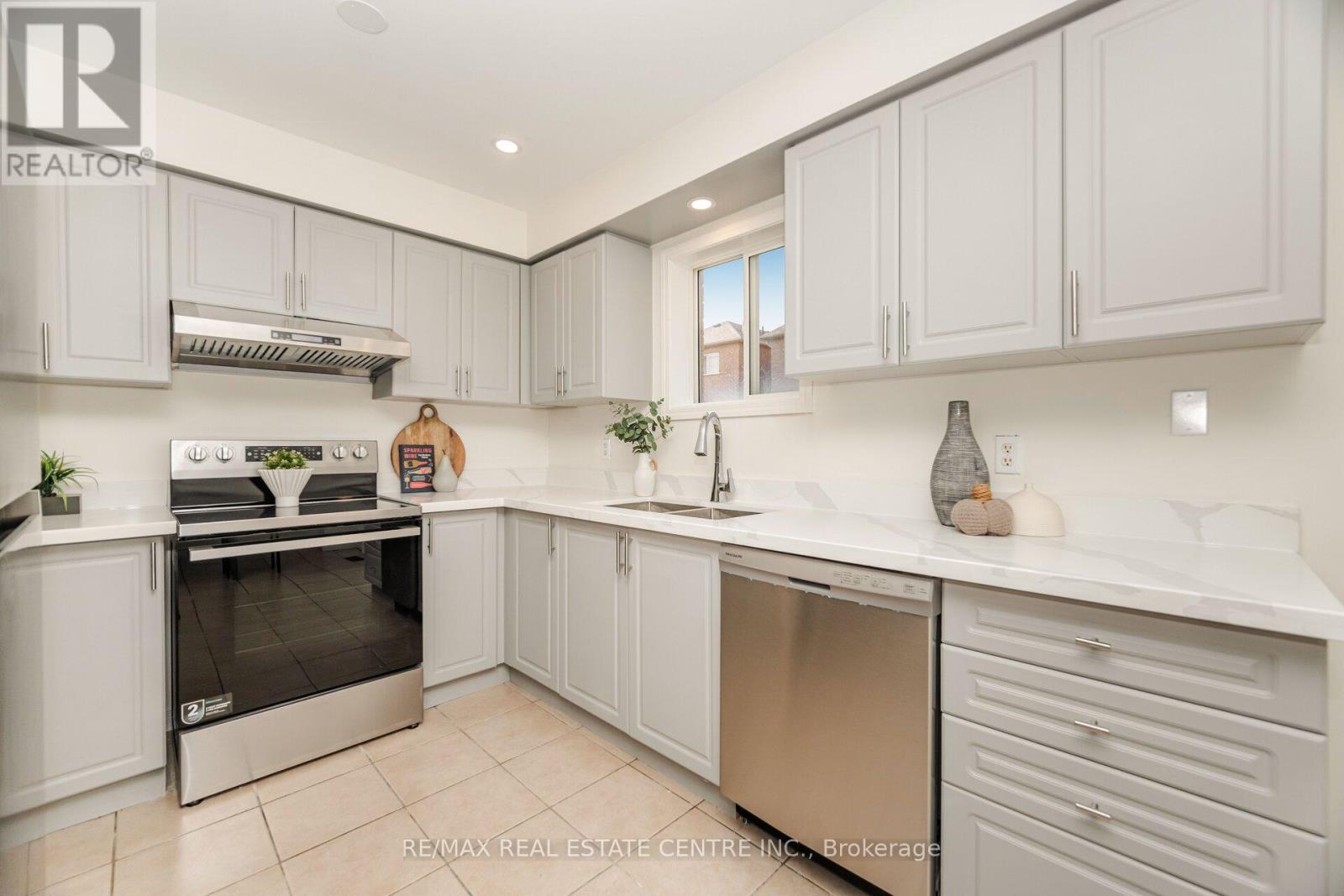 86 Pauline Crescent, Brampton, Ontario  L7A 2V7 - Photo 11 - W12463897