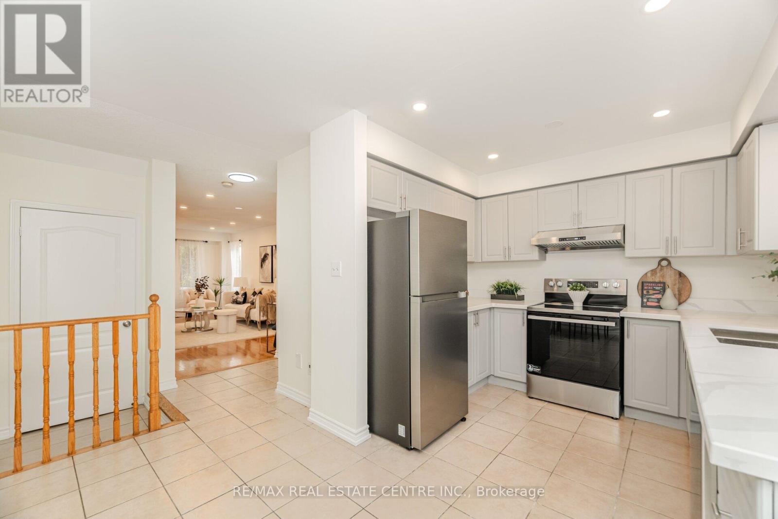 86 Pauline Crescent, Brampton, Ontario  L7A 2V7 - Photo 12 - W12463897