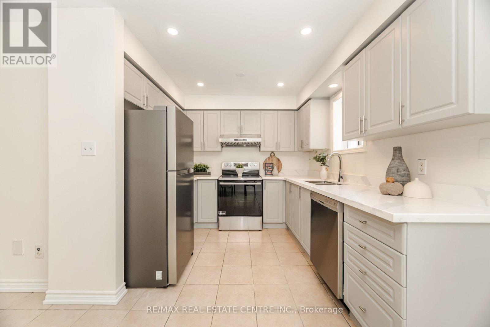 86 Pauline Crescent, Brampton, Ontario  L7A 2V7 - Photo 13 - W12463897
