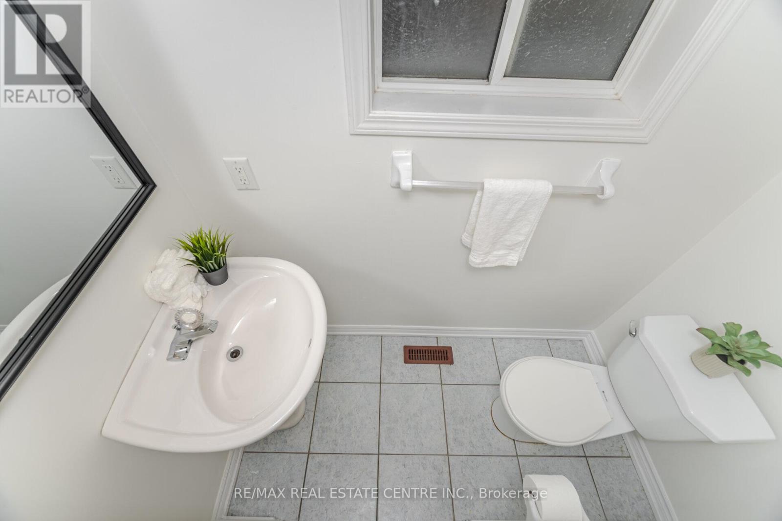 86 Pauline Crescent, Brampton, Ontario  L7A 2V7 - Photo 14 - W12463897