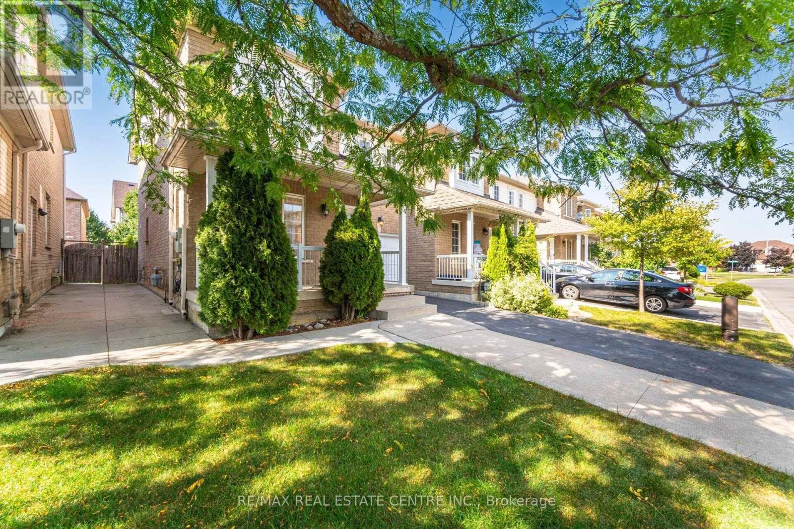 86 Pauline Crescent, Brampton, Ontario  L7A 2V7 - Photo 2 - W12463897
