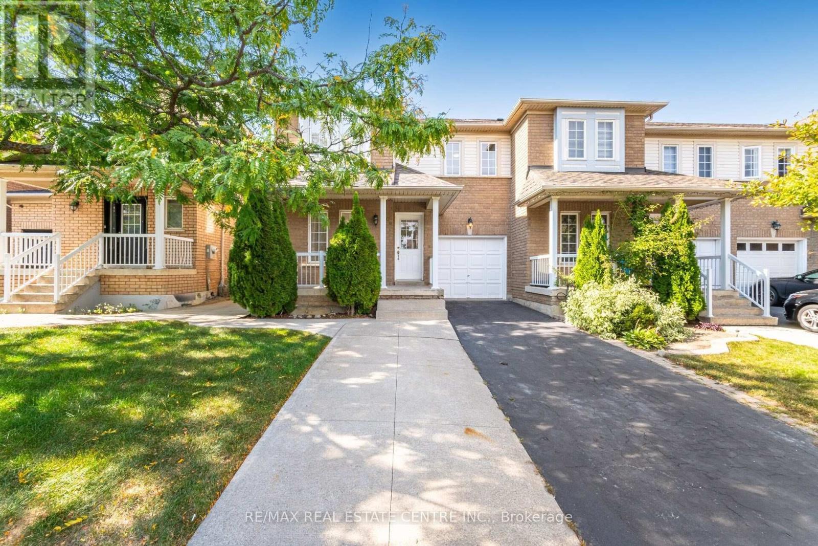 86 Pauline Crescent, Brampton, Ontario  L7A 2V7 - Photo 3 - W12463897