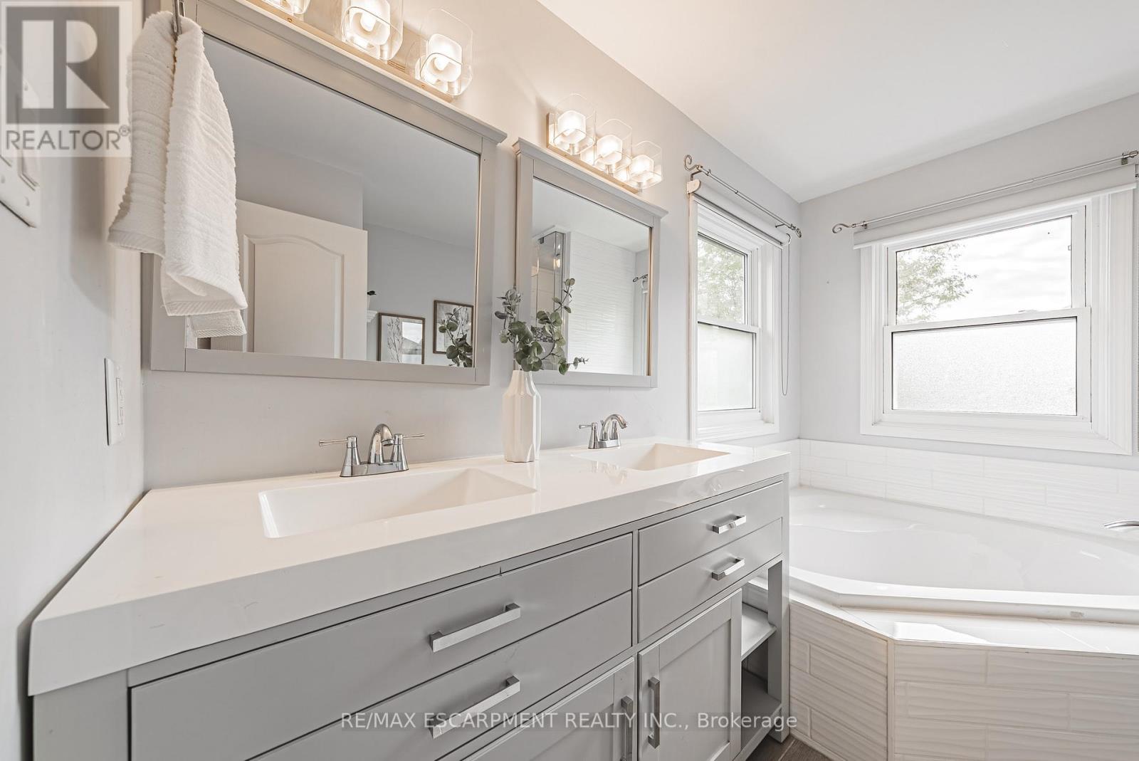 5222 Easton Road, Burlington, Ontario  L7L 6N6 - Photo 20 - W12463904