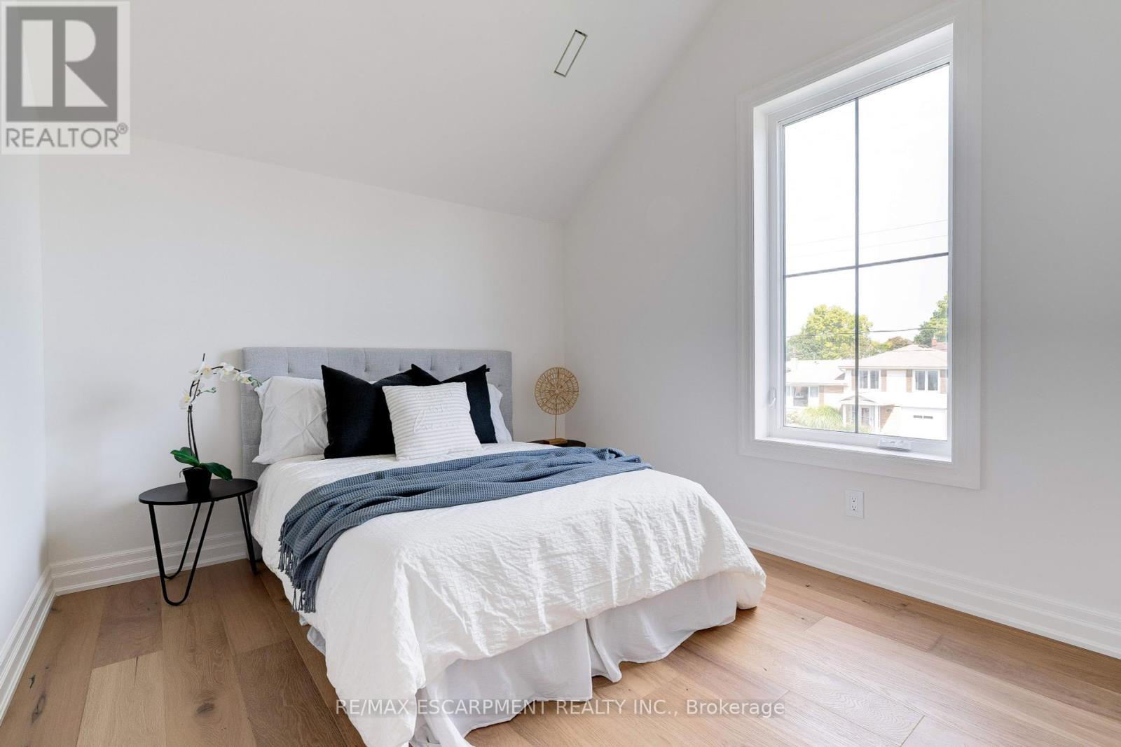 684 Peele Boulevard, Burlington, Ontario  L7R 3B9 - Photo 37 - W12463911