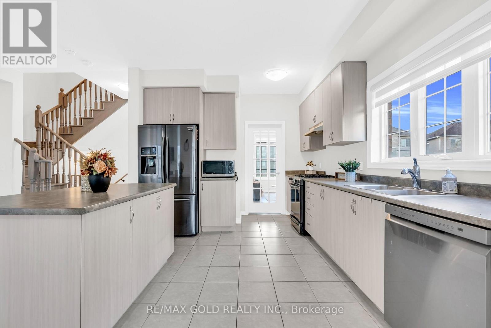 158 Etheridge Avenue, Milton, Ontario  L9E 0A5 - Photo 21 - W12463924