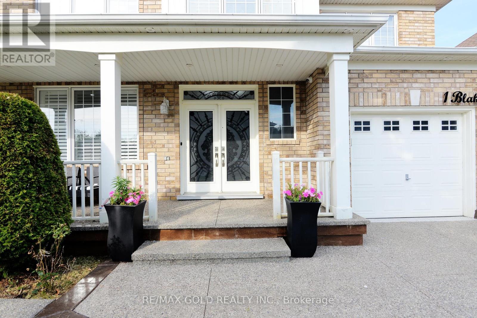 1 Blaketon Court, Brampton, Ontario  L6P 1G4 - Photo 3 - W12463925