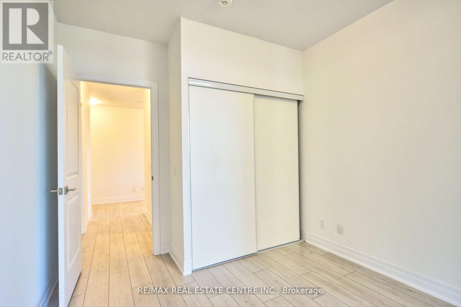208 - 30 Elm Drive W, Mississauga, Ontario  L5B 0N6 - Photo 12 - W12463937