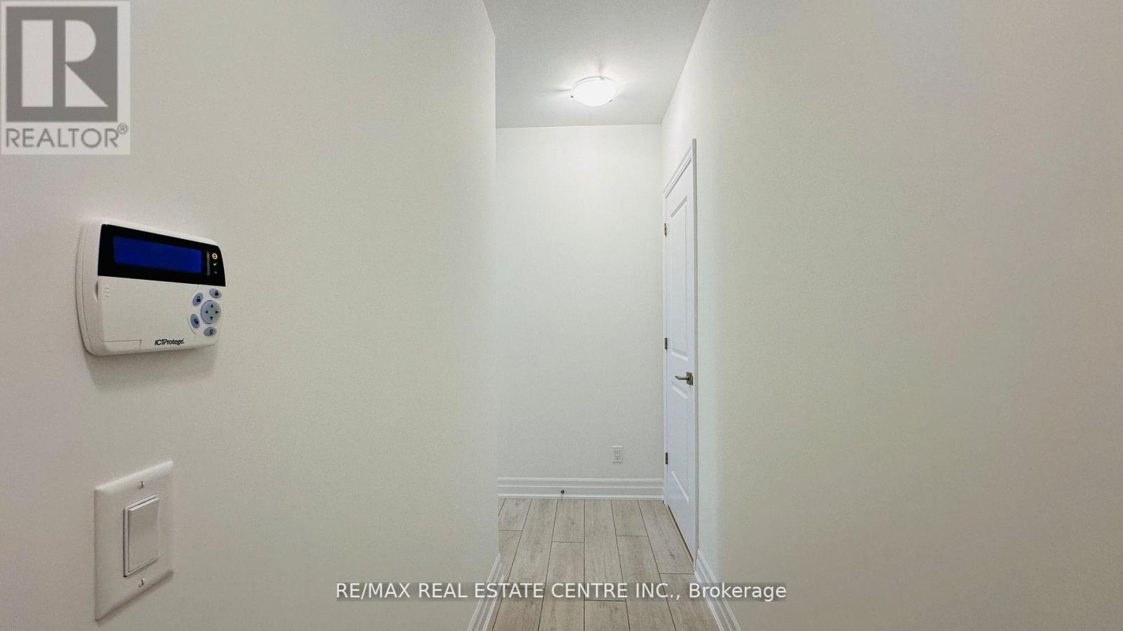 208 - 30 Elm Drive W, Mississauga, Ontario  L5B 0N6 - Photo 3 - W12463937