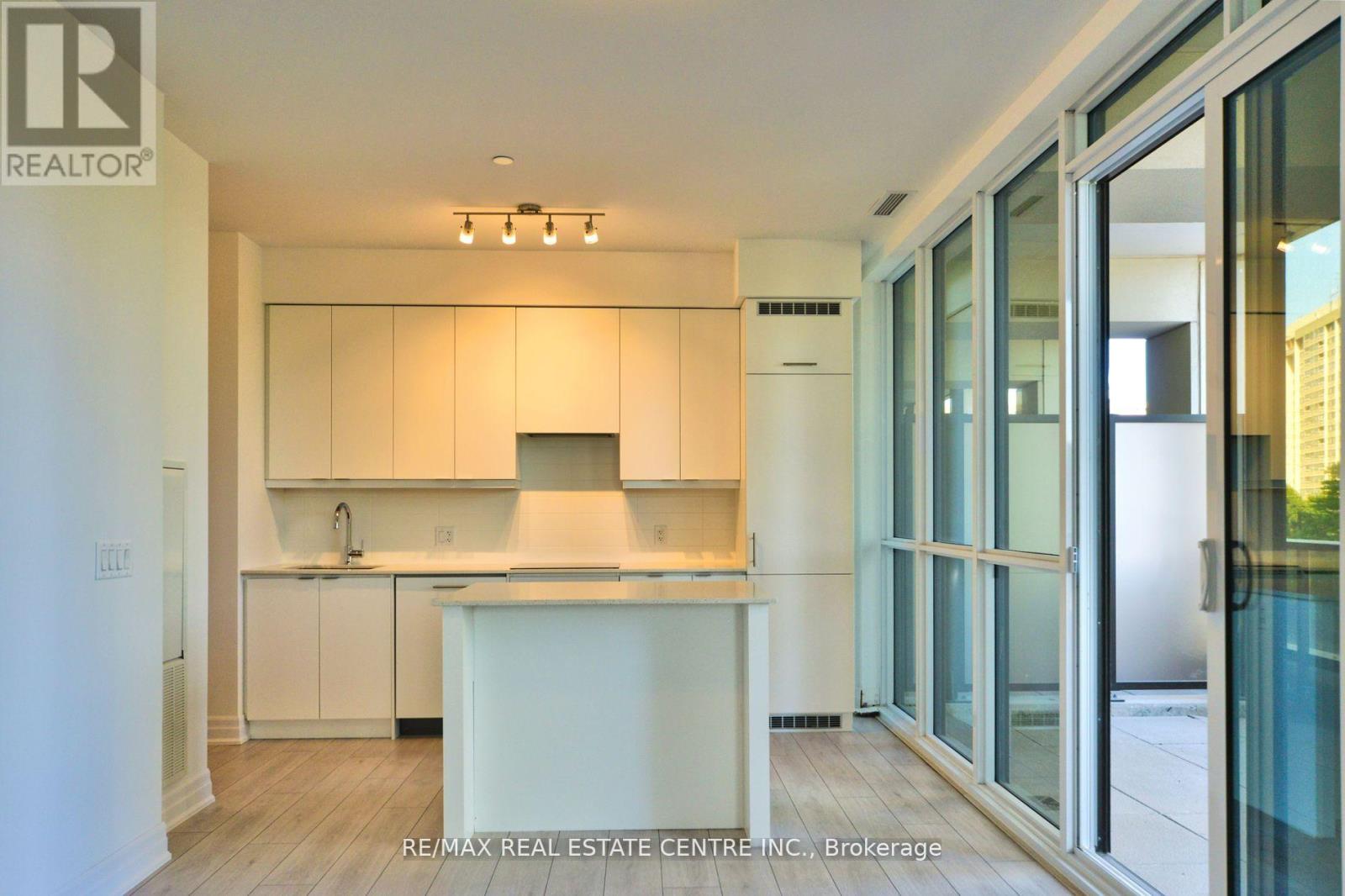 208 - 30 Elm Drive W, Mississauga, Ontario  L5B 0N6 - Photo 6 - W12463937